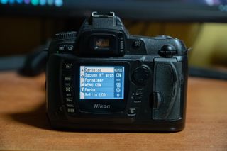 Nikon D70s + Objetivo AF-S Nikkor 18-200mm VR