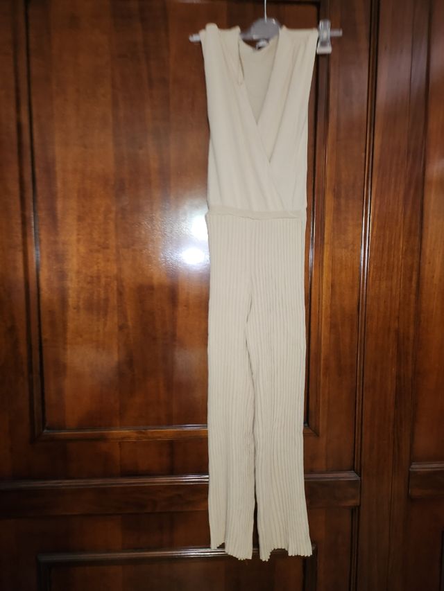 Tuta donna beige particolare