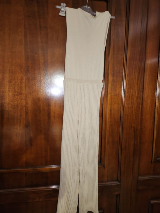 Tuta donna beige particolare