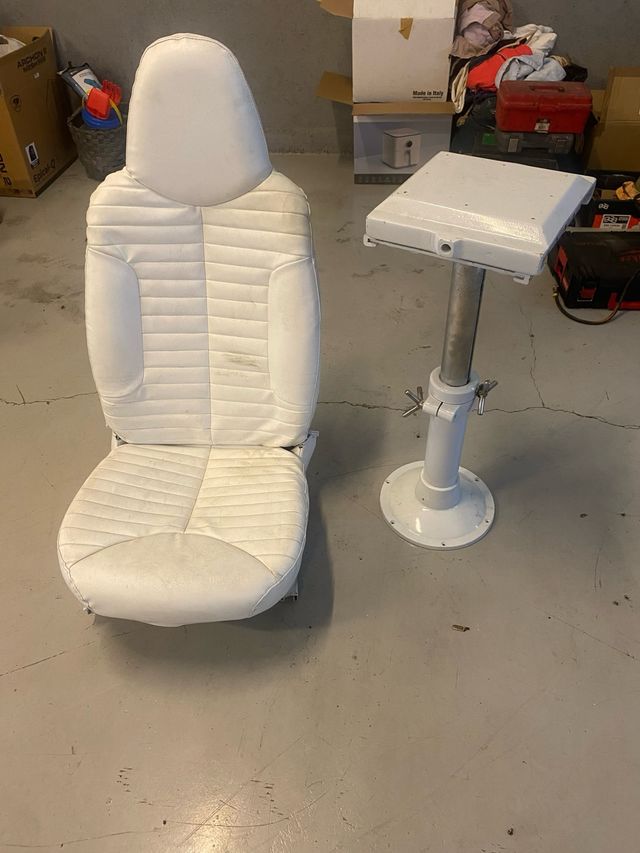 Sillón de barco blanco