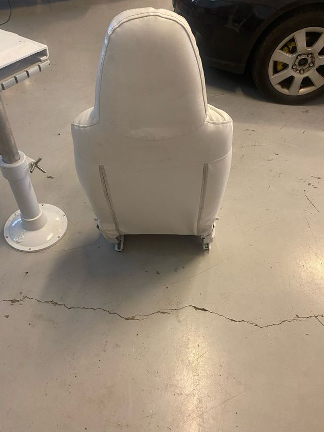 Sillón de barco blanco