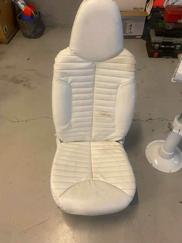 Sillón de barco blanco