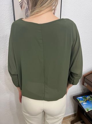 Blusa verde oliva talla L nueva