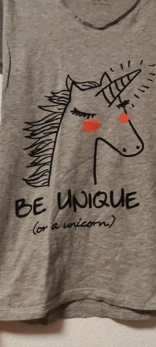 Camiseta gris con unicornio