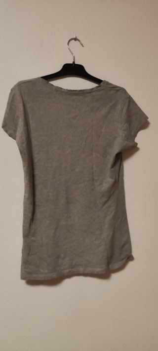 Camiseta gris con unicornio