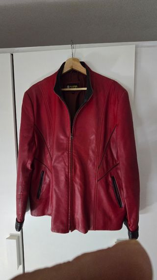 Cazadora de piel roja