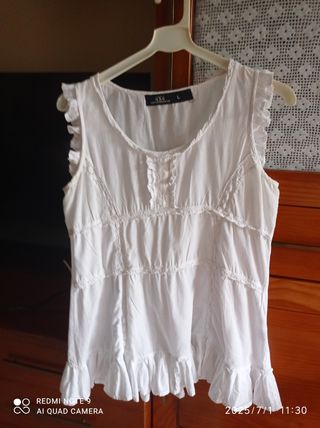 Blusa blanca con volantes