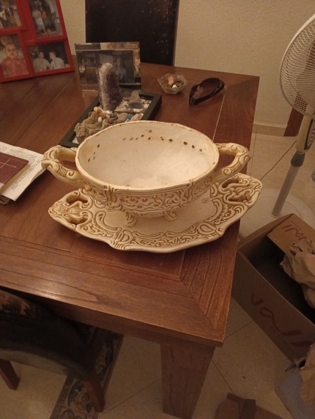 Frutero original de cerámica y madera