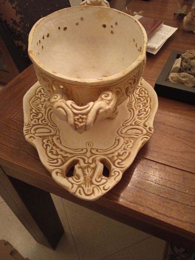 Frutero original de cerámica y madera