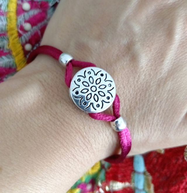 Pulsera con detalle floral plateado