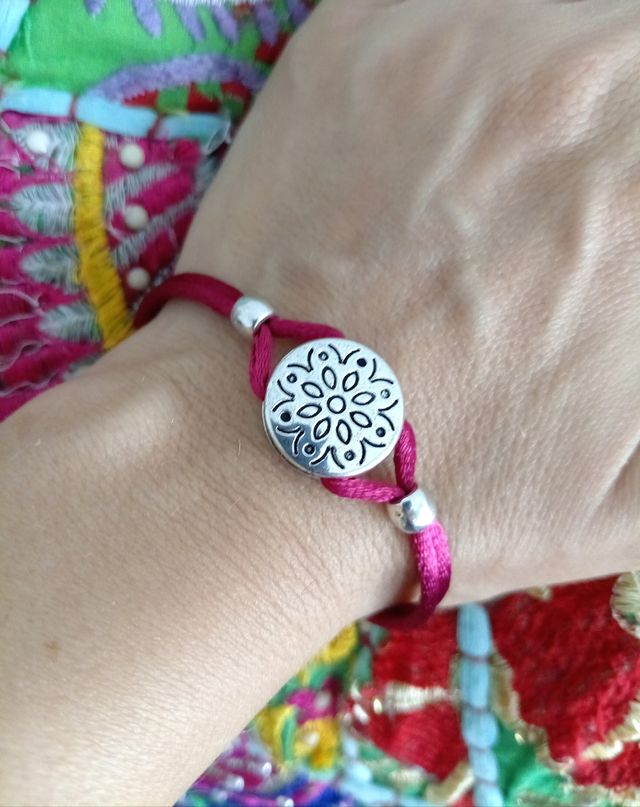 Pulsera con detalle floral plateado