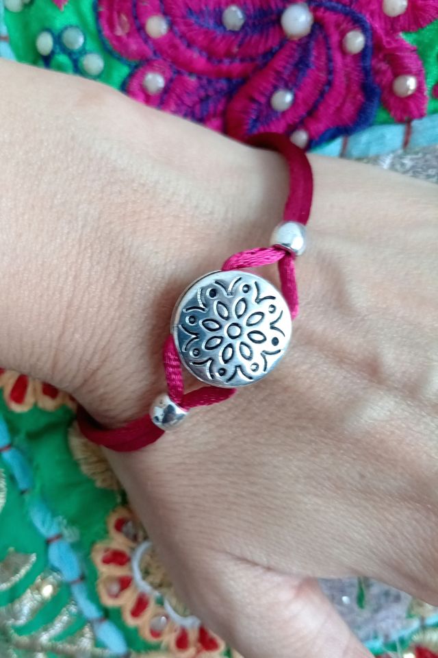 Pulsera con detalle floral plateado