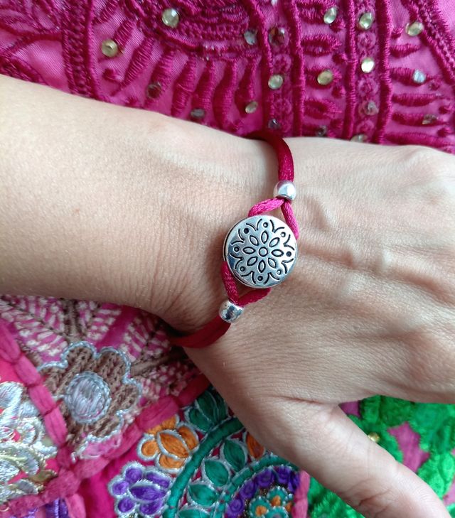 Pulsera con detalle floral plateado