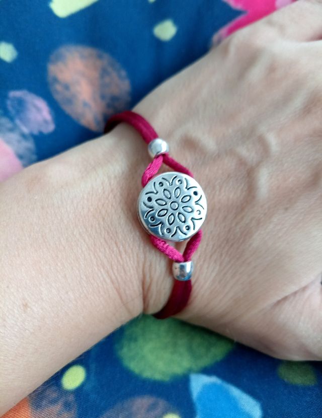 Pulsera con detalle floral plateado