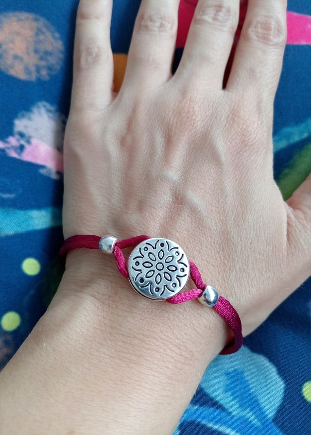 Pulsera con detalle floral plateado