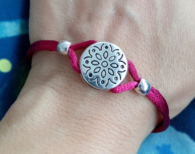 Pulsera con detalle floral plateado