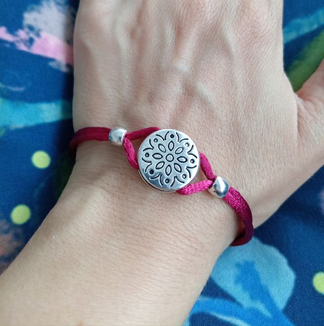 Pulsera con detalle floral plateado