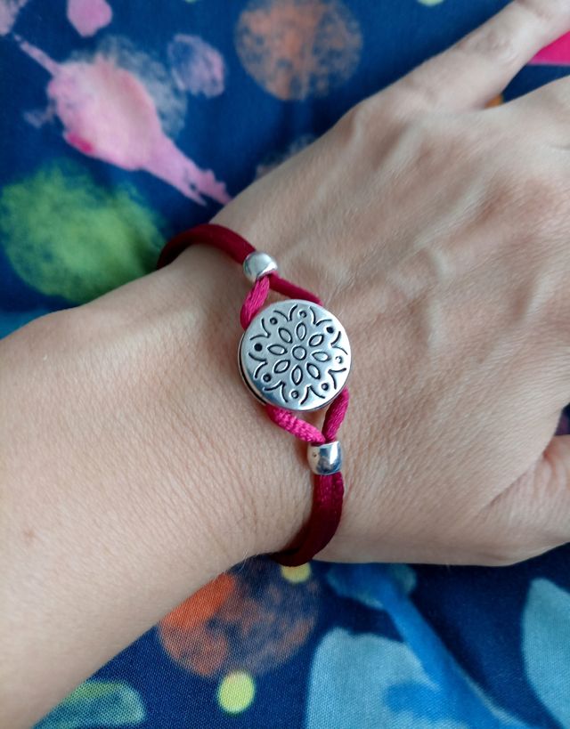 Pulsera con detalle floral plateado