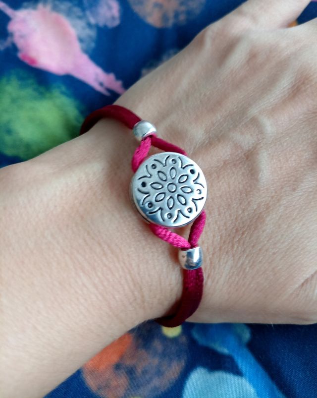 Pulsera con detalle floral plateado