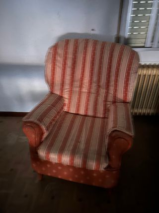 Sillón de tela a rayas rojas