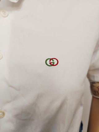Camisa blanca con logo