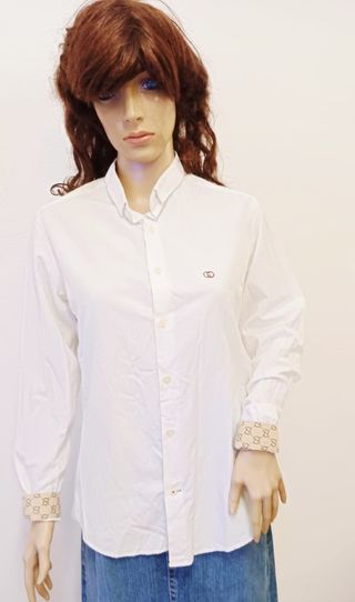 Camisa blanca con logo