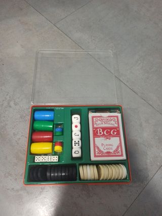 Juego de mesa con cartas y dados
