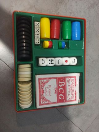 Juego de mesa con cartas y dados