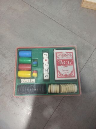 Juego de mesa con cartas y dados