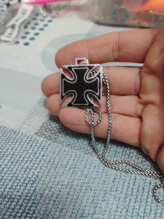 Collana con pendente a croce