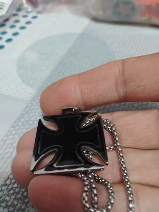 Collana con pendente a croce