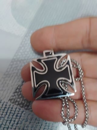Collana con pendente a croce