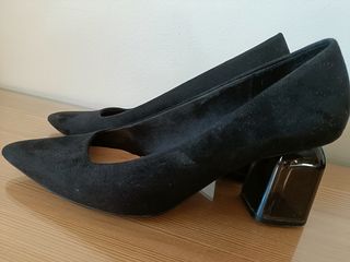 Tacones negros elegantes