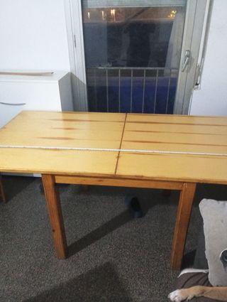 Mesa de comedor de madera