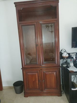 Vitrina de madera y cristal