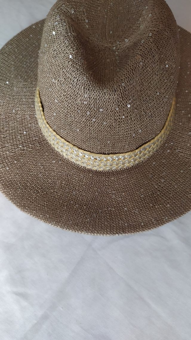 Sombrero Beige y Dorado con Lentejuelas
