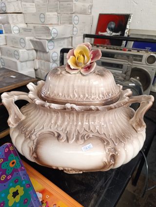 Se vende Sopera de cerámica con flor decorativa 50