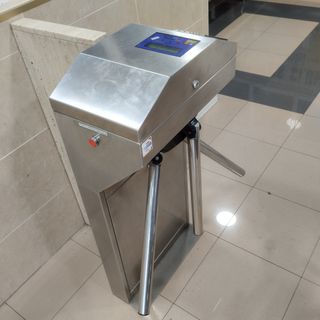Torno de acceso metálico