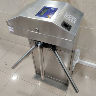 Torno de acceso metálico