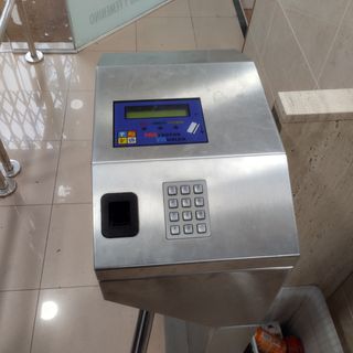 Torno de acceso metálico