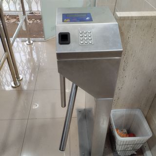 Torno de acceso metálico