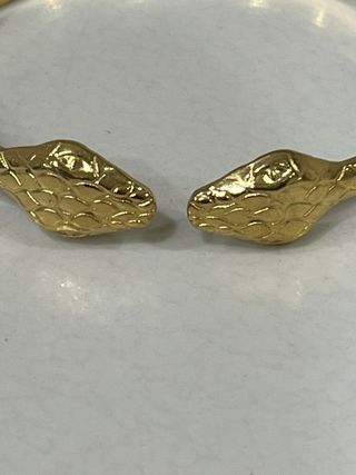 Pulsera dorada con diseño de serpientes