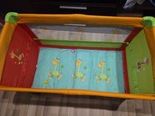 Parque cuna infantil con jirafas