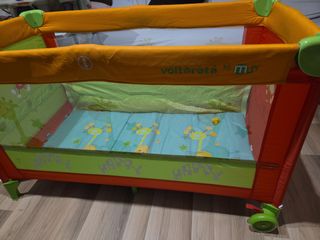 Parque cuna infantil con jirafas