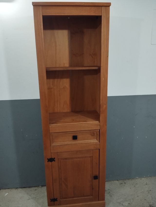 Estantería de madera con puerta y cajón