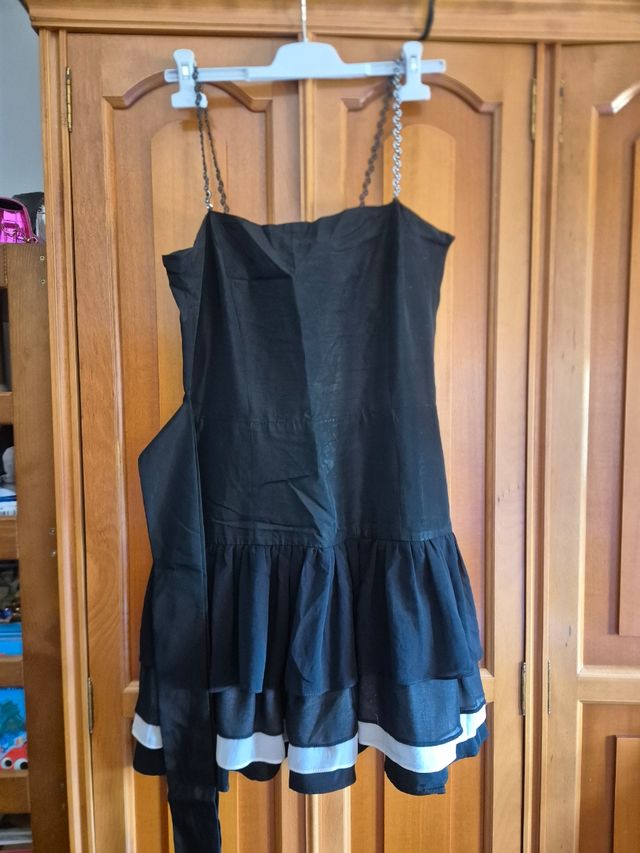 Vestido negro con cadenas