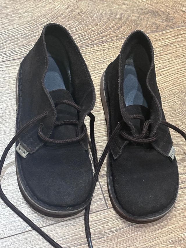 Pisa mierdas niño ante