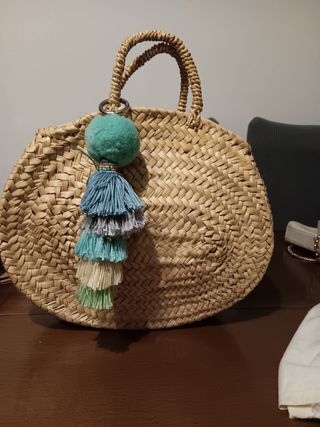 Bolso de rafia con pompón y flecos