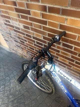 Bicicleta azul  MTB 24 pulgadas