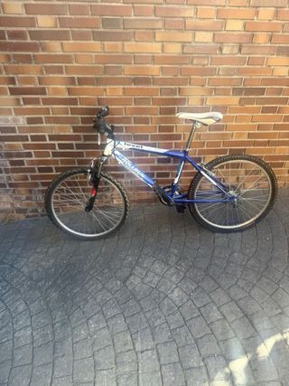 Bicicleta azul  MTB 24 pulgadas